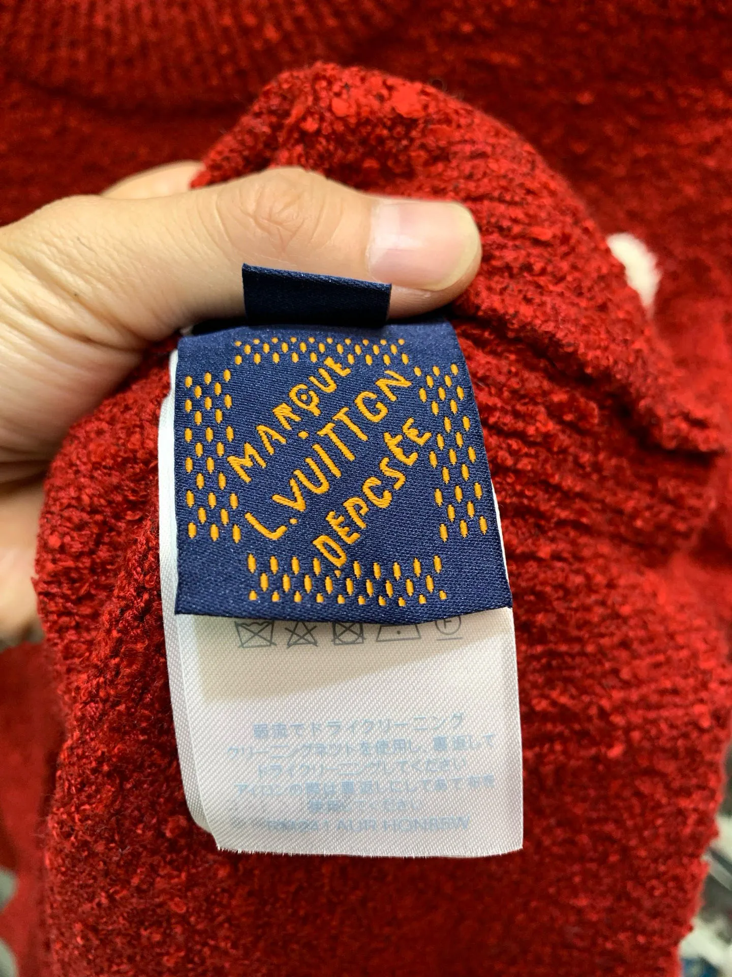 🅿️400 🀄️ Louis Vuitton 1v 25FW New Year's style mirrored logo intarsia sweater. Original purchase: 10,900. Custom-woven and dyed sheep wool 55%, yak hair 21%, nylon 20%, spandex 4% wool loop yarn. The yarn has high ductility and good elasticity. It is different from the non-elastic version on the market. The special washing process is very soft and skin-friendly. Positive 3-needle knitting process. The thickness of each stitch of the inlay on the clothing logo is consistent with ZP. The back logo is a mirror intarsia. A high-elastic elastic band is added in the middle of the thread at the neckline. The upper body is soft, breathable, and skin-friendly. It is not easy to deform when washed. The upper body is skin-friendly and versatile. Wear it in front of others. A powerful autumn and winter item.